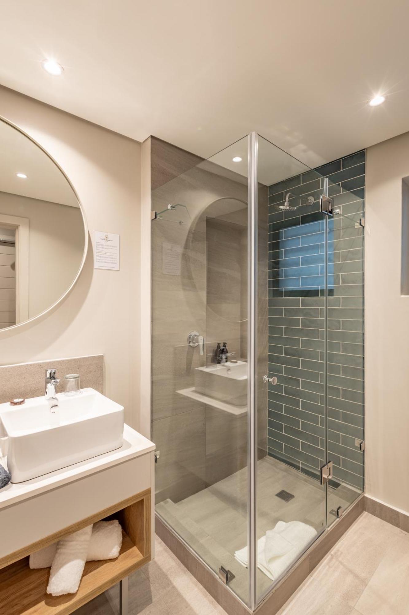 Plett Quarter Hotel - Lion Roars Hotels & Lodges プレッテンバーグ・ベイ エクステリア 写真