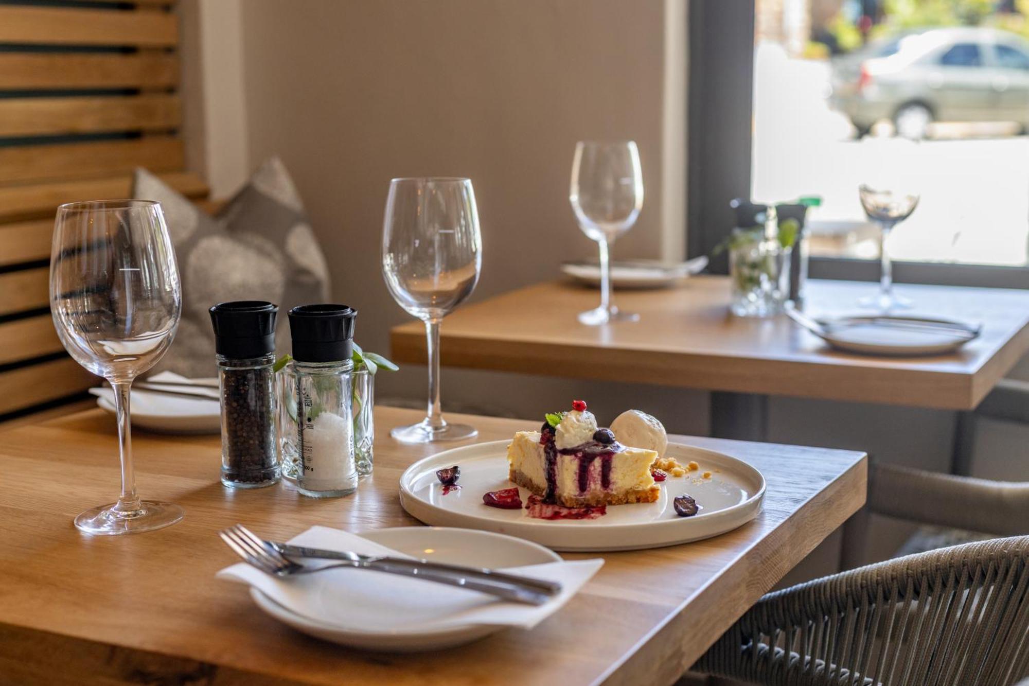 Plett Quarter Hotel - Lion Roars Hotels & Lodges プレッテンバーグ・ベイ エクステリア 写真